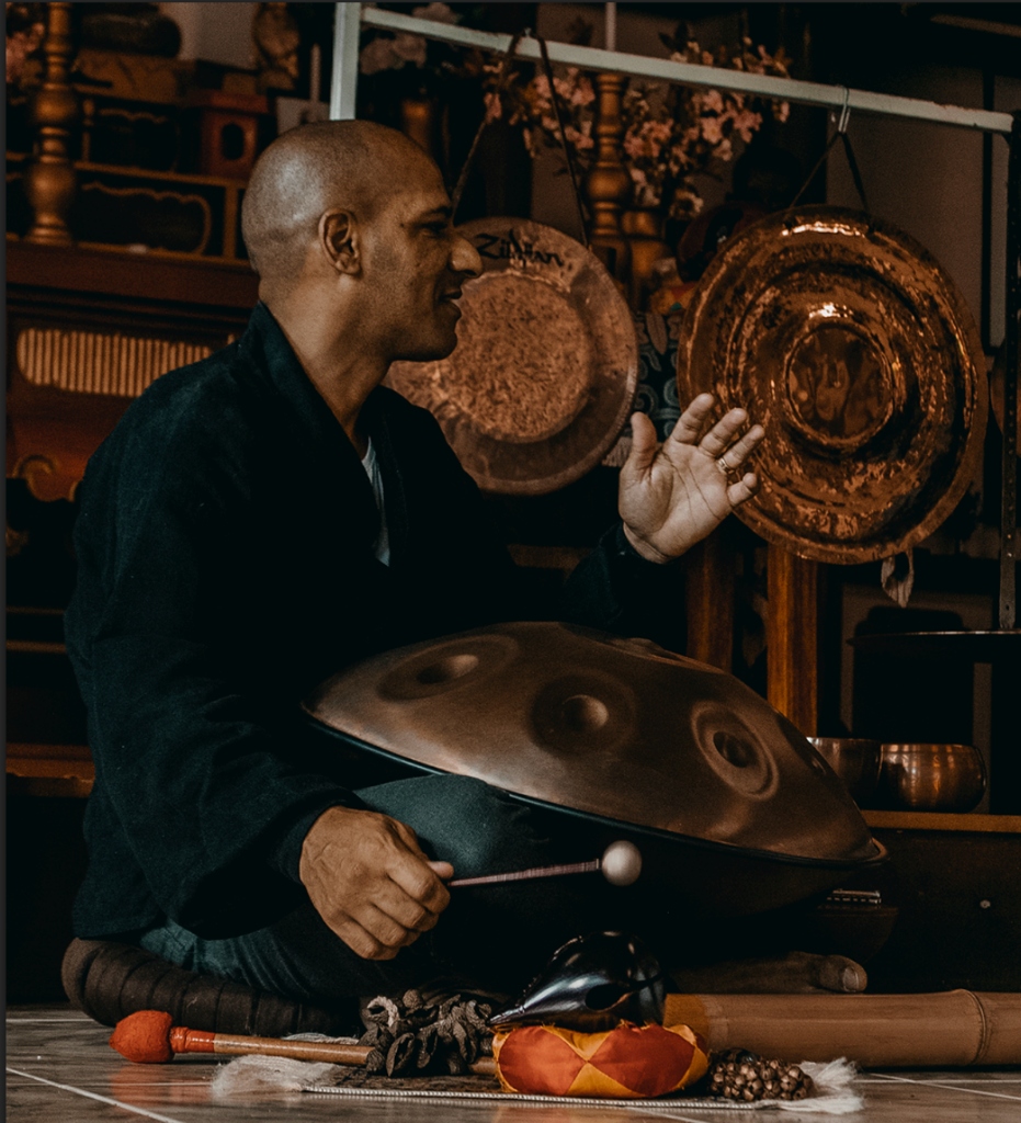 Monge Koho tocando handpan no Templo Enkoji